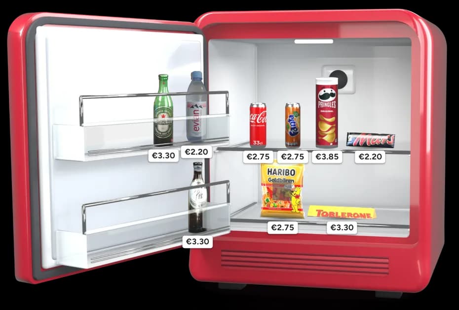 Minibar BookNoFees z perspektywy Państwa gości: otwarty, z napojami, przekąskami i ceną przy każdym produkcie