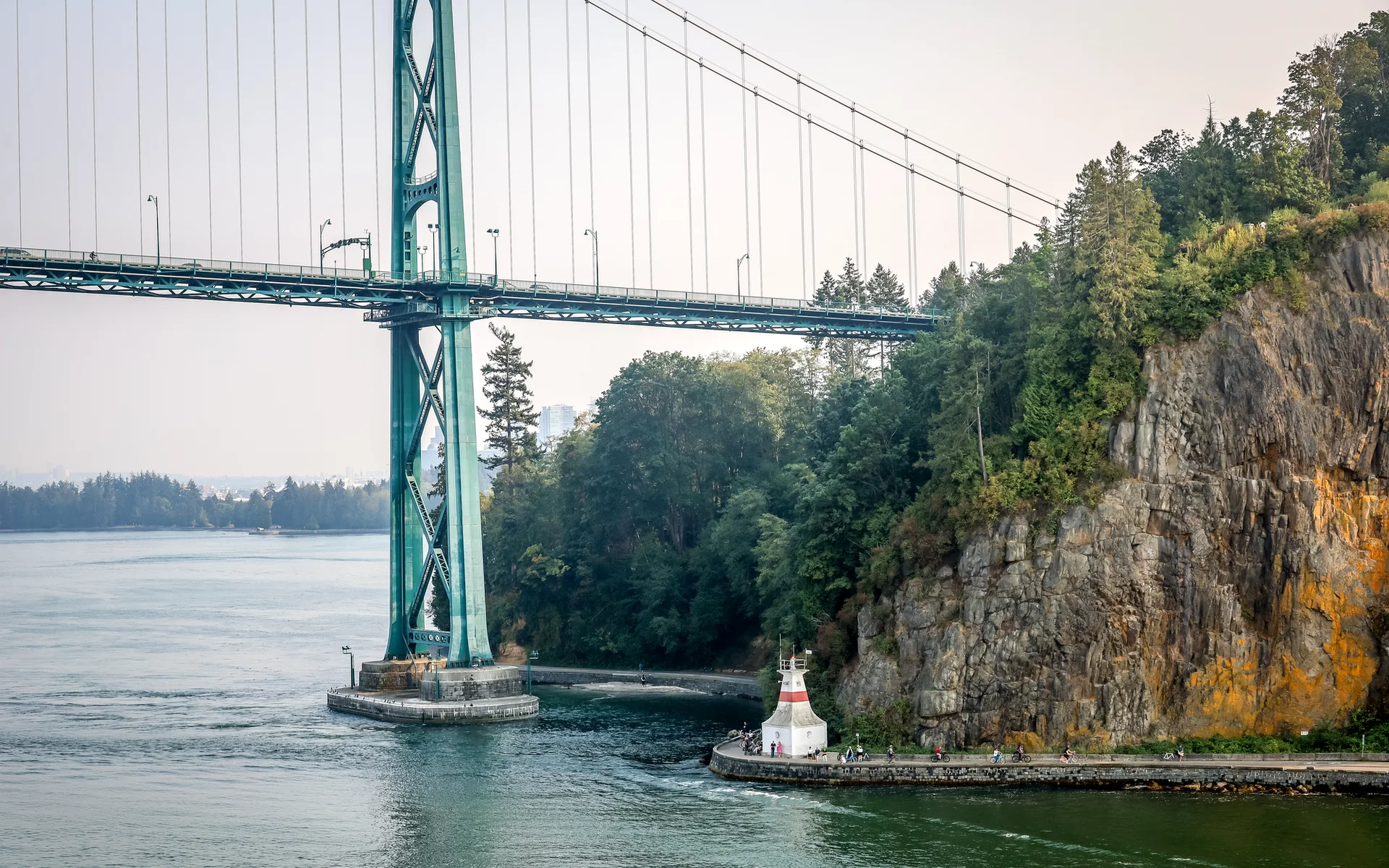 Most Lions Gate nad wodą w Vancouver
