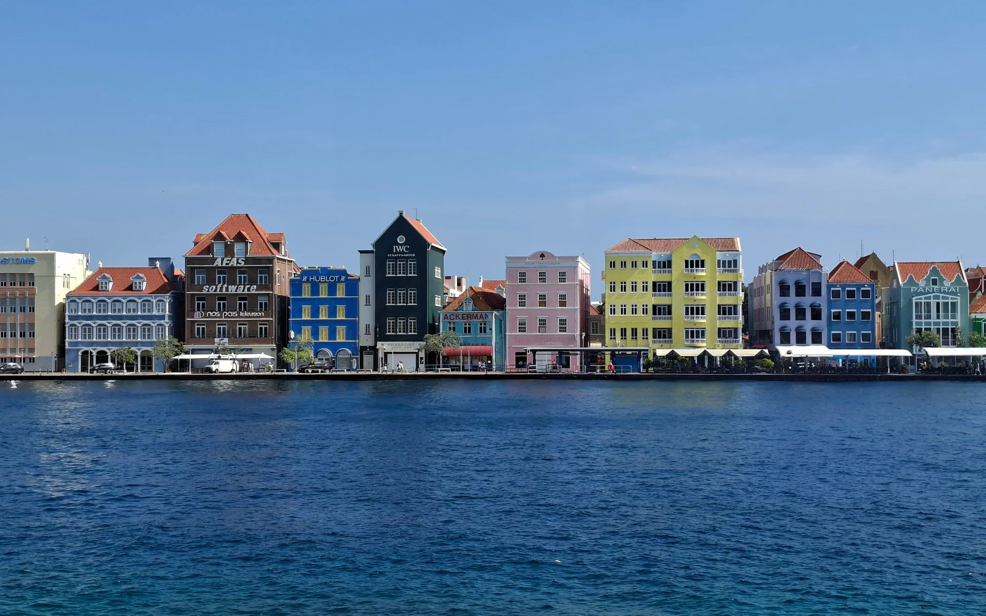 Kolorowe domy nad wodą w Willemstad na Curaçao