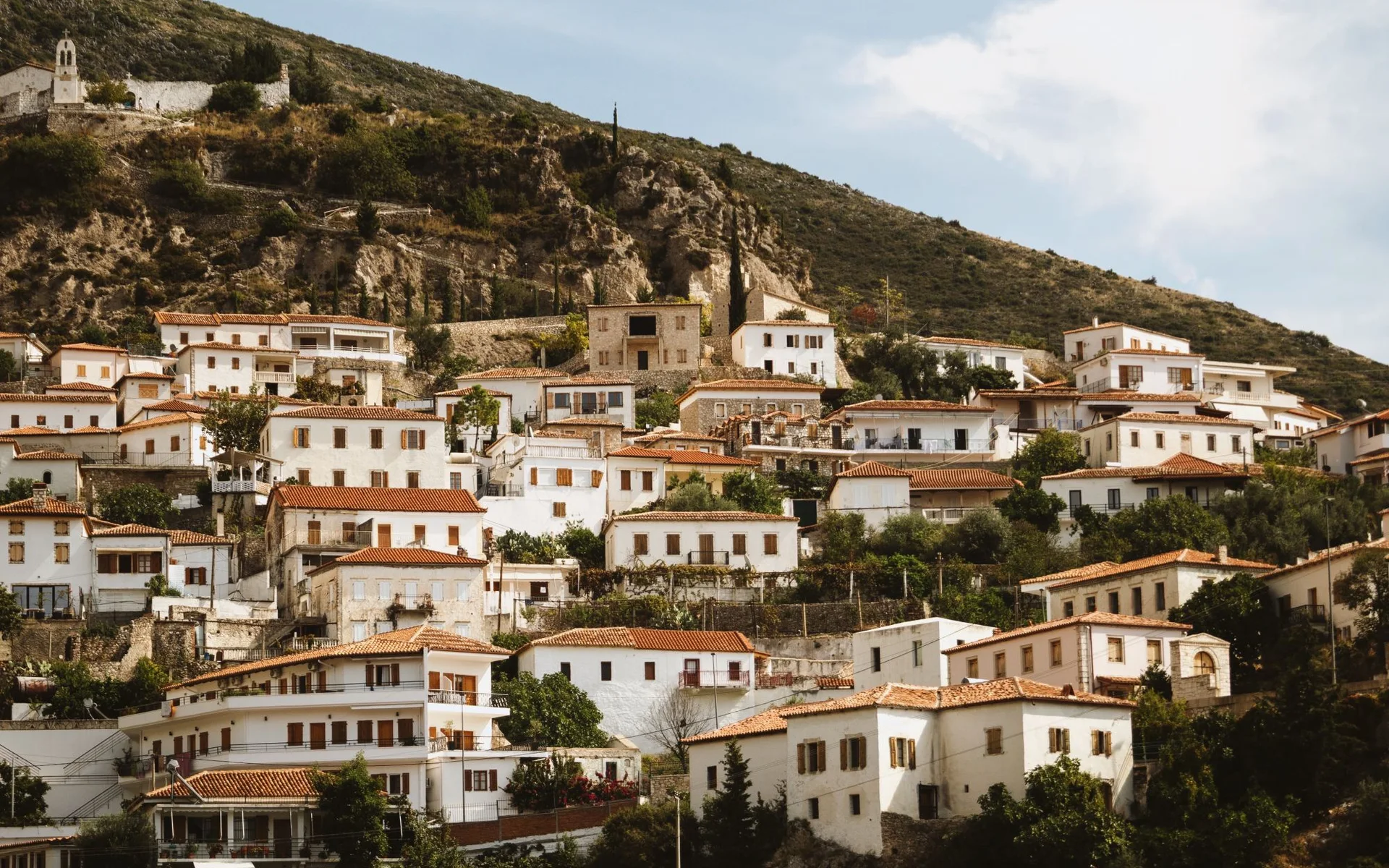 Tradycyjne domy na zboczu w Dhërmi, Albania