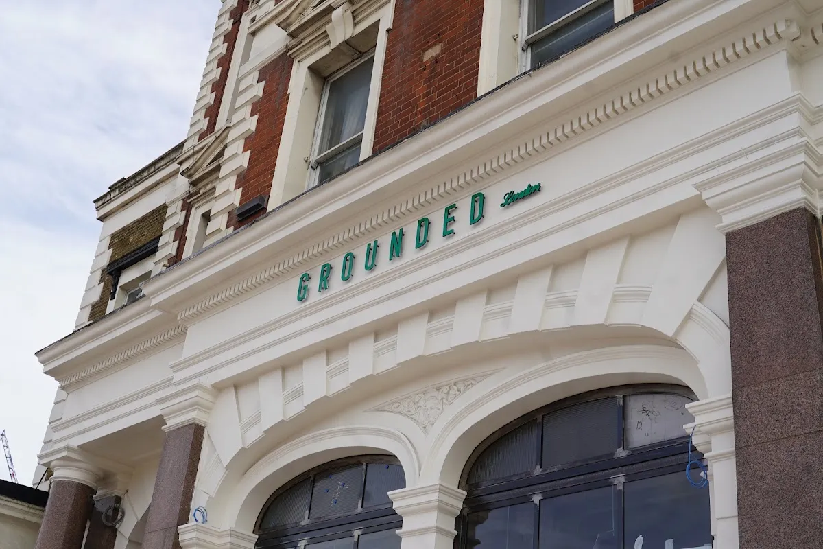 BookNoFees: Kawiarnia – Grounded – London – Uziemiony, zdjęcie 1