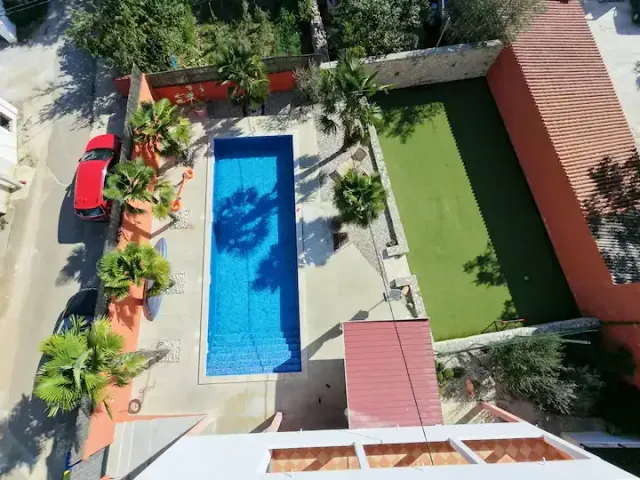 BookNoFees: Czyste wakacje na powierzchni 130 m², basen o powierzchni 57 m² i prywatny ogród – Čabrunići