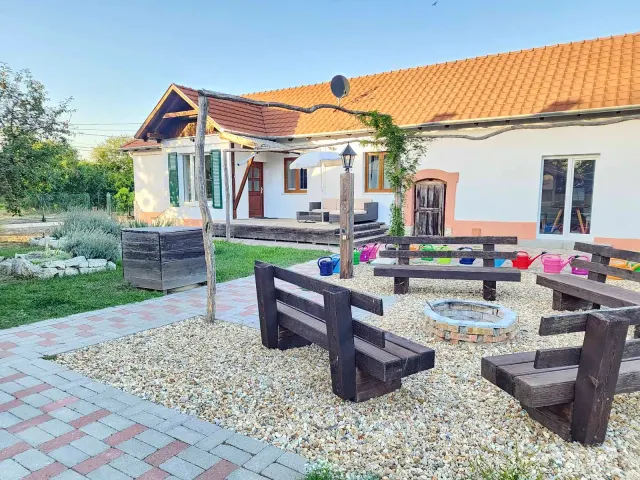 BookNoFees: Spokojny, przestronny dom z ogrodem i miejscem na ognisko – Tiszatardos