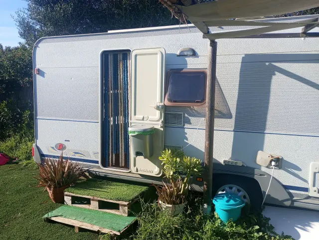 BookNoFees: Odrestaurowana przyczepa kempingowa w stylu vintage z werandą i ogrodem – El Palmar De Vejer