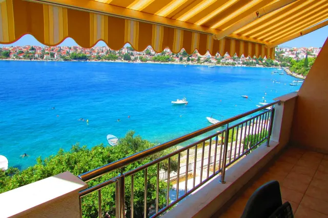 BookNoFees: dom wakacyjny w Trogir – Apartament Miran z widokiem na morze