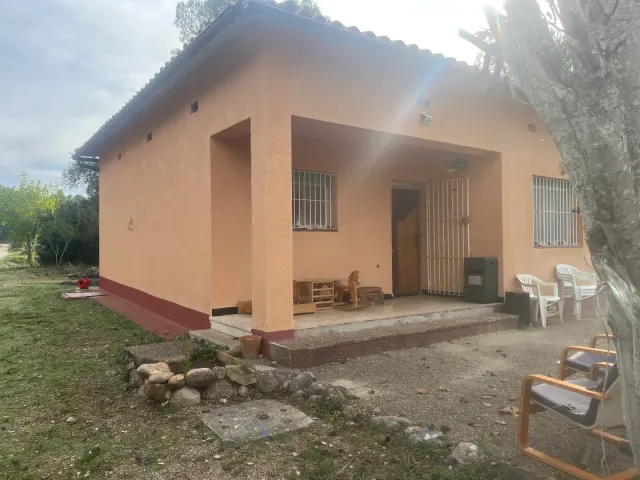 BookNoFees: Cicha rezydencja dla gości z ogrodem i kominkiem – Horta De Sant Joan