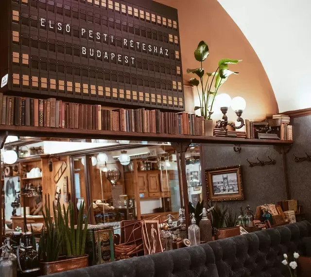 BookNoFees: Restauracja – Első Pesti Rétesház – Budapest – Pierwsza piekarnia z rétesami w Pesti, zdjęcie 1