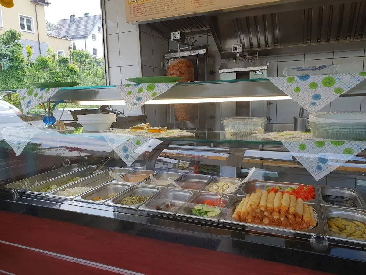 BookNoFees: Bar z przekąskami – Schmeckt Lecker Imbiss – Meschede-Freienohl – Pyszne przekąski, zdjęcie 1