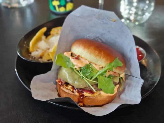 BookNoFees: Restauracja – Burgers & Wine – Helsinki – Burgers & Wine, zdjęcie 2
