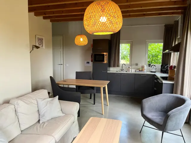 BookNoFees: Uroczy domek typu „tiny house” z tarasem i ogrodem – Schoondijke