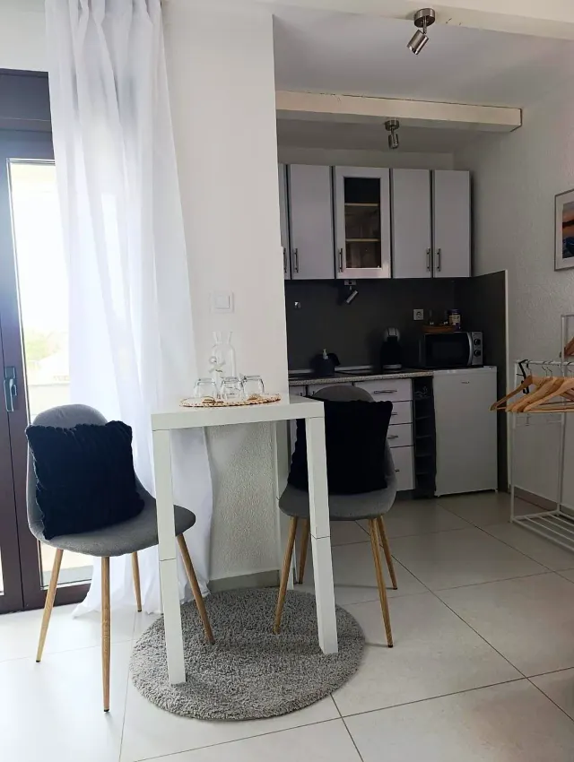 BookNoFees: Ciche studio z balkonem i basenem – Vir