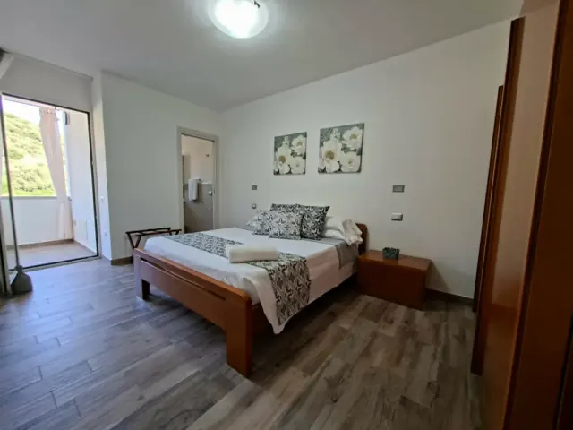 BookNoFees: Spokojny apartament w centrum miasta z balkonem i widokiem na góry – VILLASIMIUS