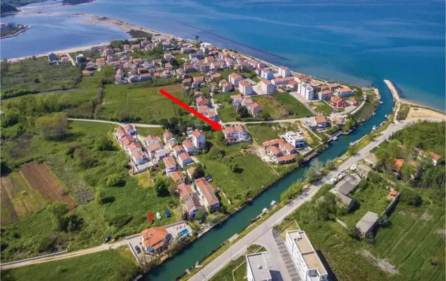 BookNoFees: Spokojne studio z zadaszonym wejściem i pnączem winorośli – Nin