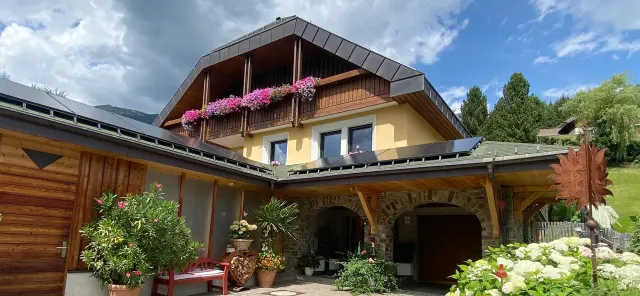 BookNoFees: Stylowy apartament z ogrodem i kominkiem – St. Michael Im Lungau
