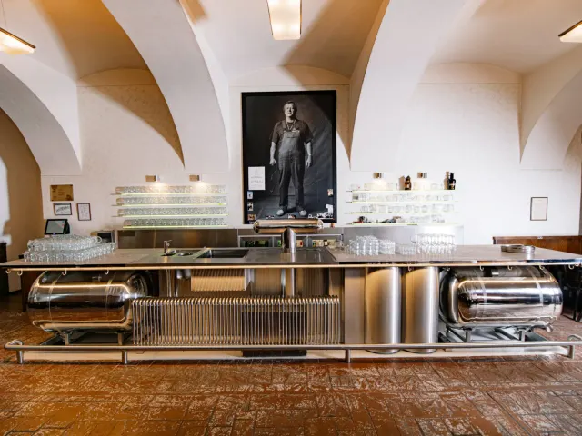 BookNoFees: Restauracja – Lokál Dlouhááá – Prague – Bar „Dlouhááá”, zdjęcie 3