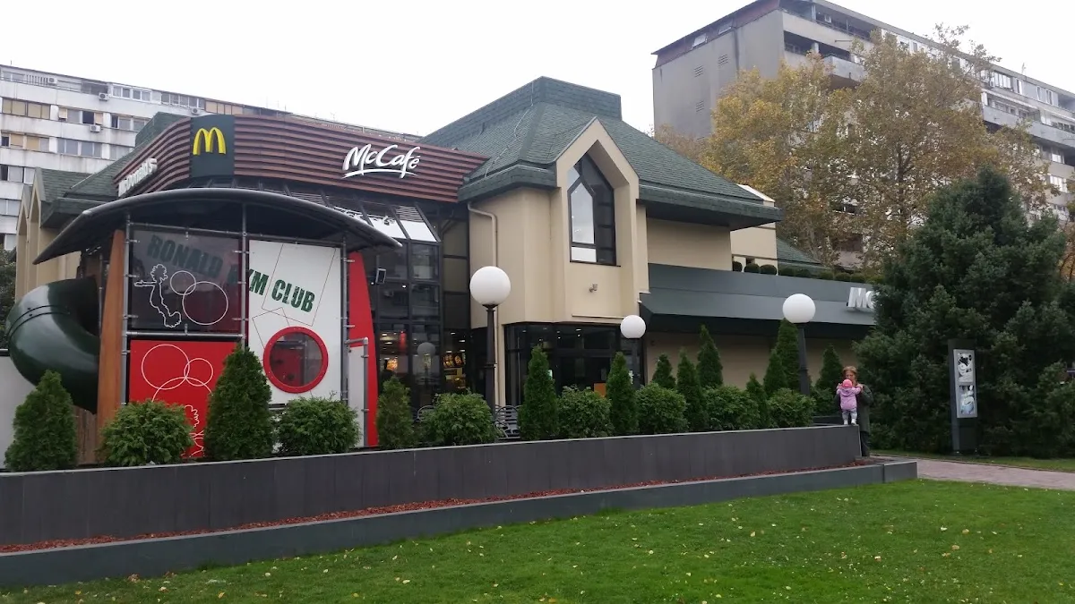BookNoFees: Bar z przekąskami – McDonald's – Belgrade – McDonald's, zdjęcie 1