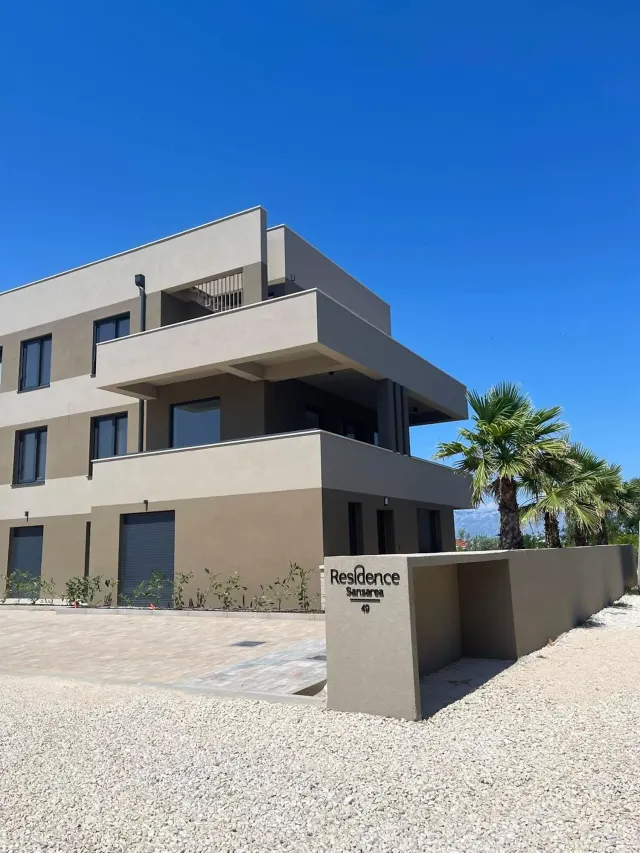 BookNoFees: Niedawno odnowiony apartament z tarasem i miejscem parkingowym – Privlaka