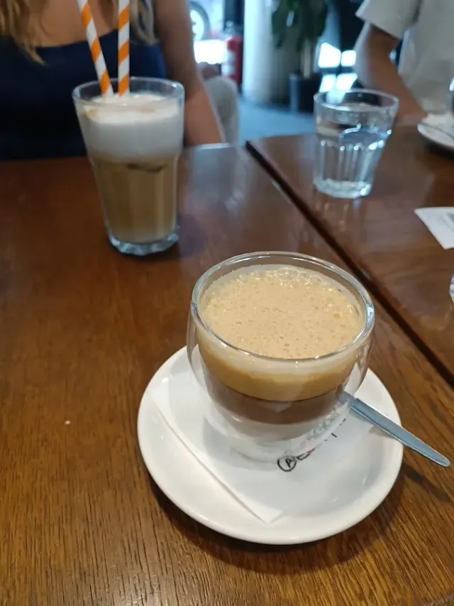 BookNoFees: Kawiarnia – Cafe&Factory – Belgrade – Cafe&Factory, zdjęcie 2