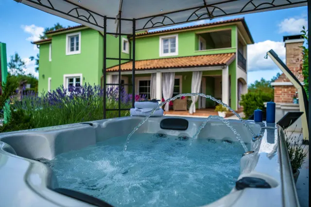 BookNoFees: Willa Branka z basenem, jacuzzi i placem zabaw – Rakalj
