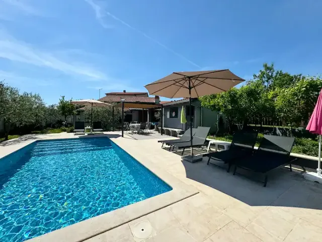 BookNoFees: Meme 3 – Czterogwiazdkowe mieszkanie z siłownią i basenem – Pula