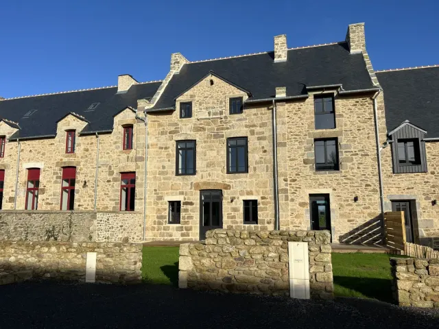 BookNoFees: Stylowy kamienny dom z ogrodem i ładowarką EV – Saint Malo