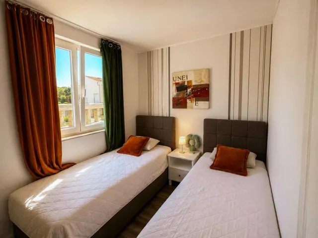 BookNoFees: Spokojny apartament nad morzem z balkonem i widokiem na marinę – Petrcane