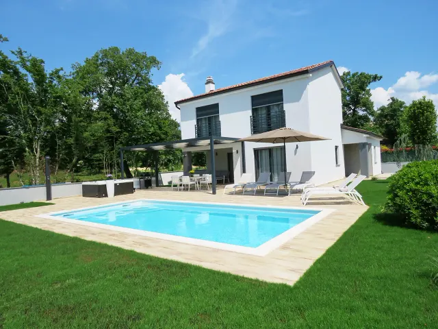 BookNoFees: dom wakacyjny w Kanfanar – Villa Cerasela | Elegancka willa w pobliżu Rovinja z basenem, jacuzzi i grillem