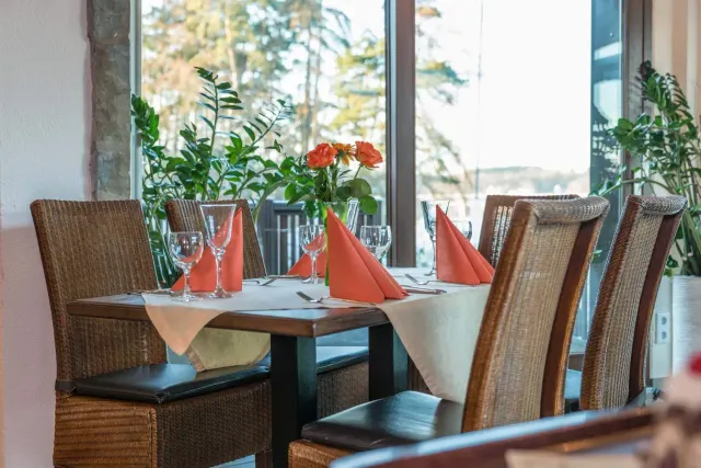 BookNoFees: Restauracja – Forsthaus am Möhnesee – Möhnesee – Dom leśniczy nad jeziorem Möhnesee, zdjęcie 2