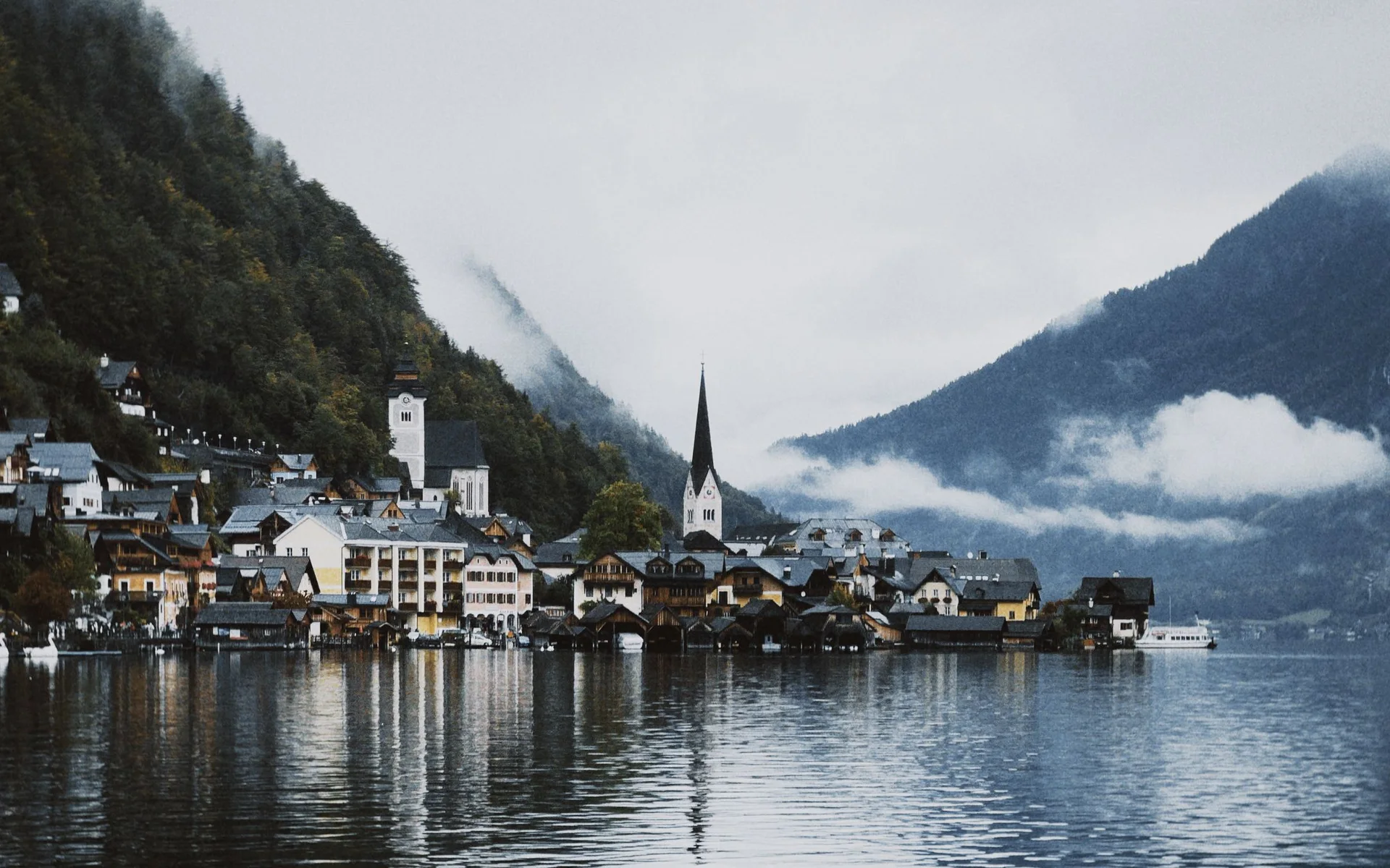 Hallstatt nad jeziorem, pośród zasłoniętych chmurami gór