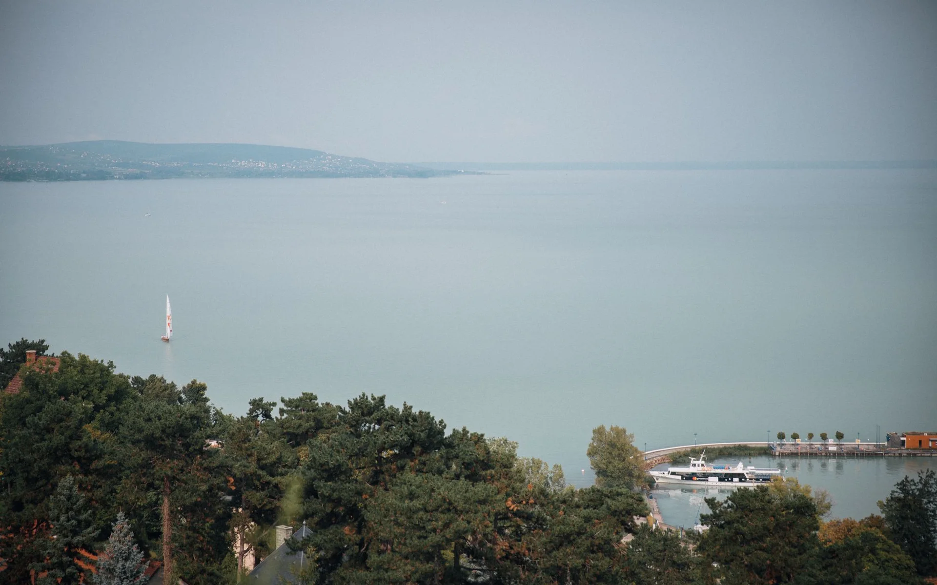 Widok z Tihany na jezioro Balaton