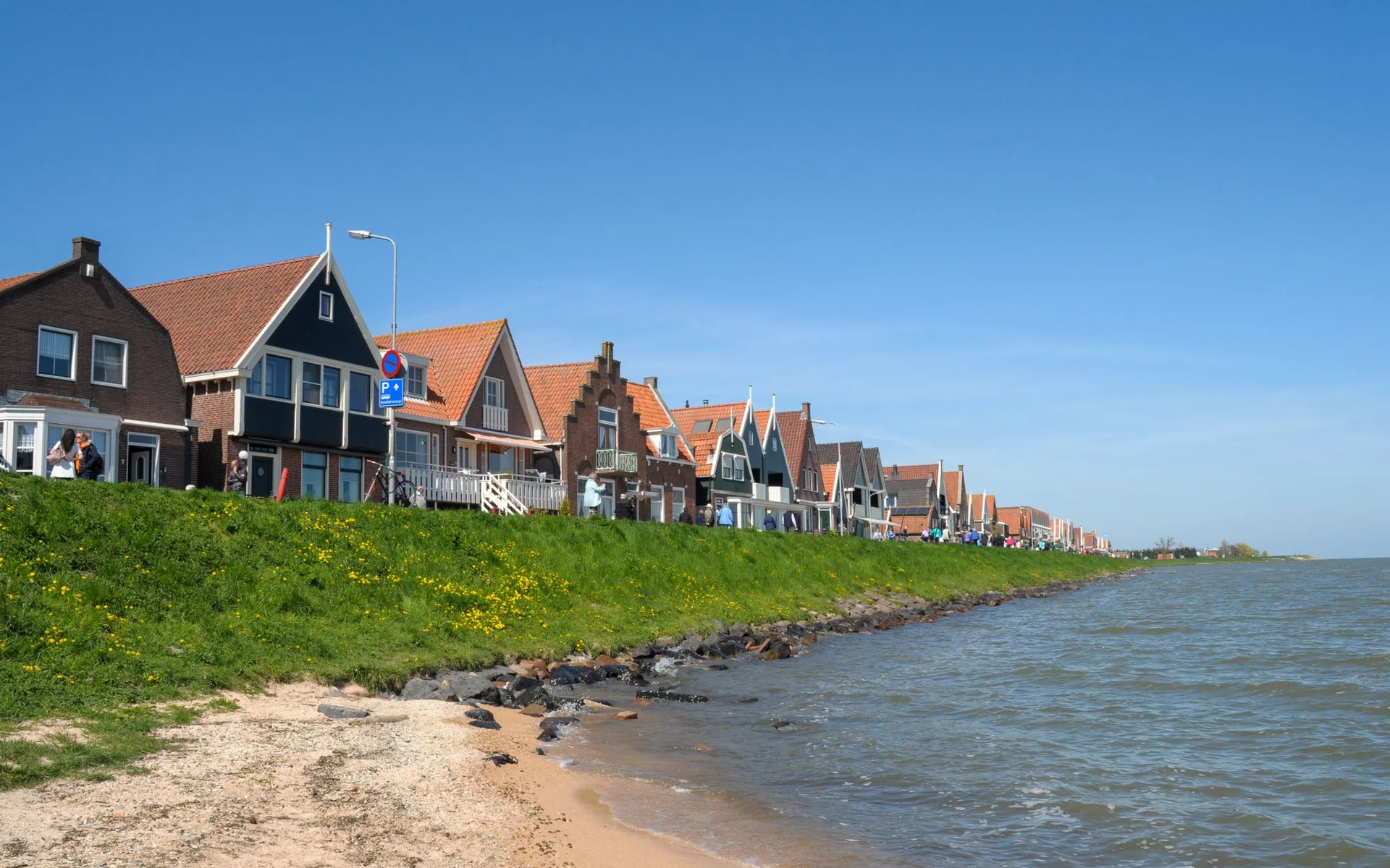 Zabytkowe domy nad brzegiem Volendam