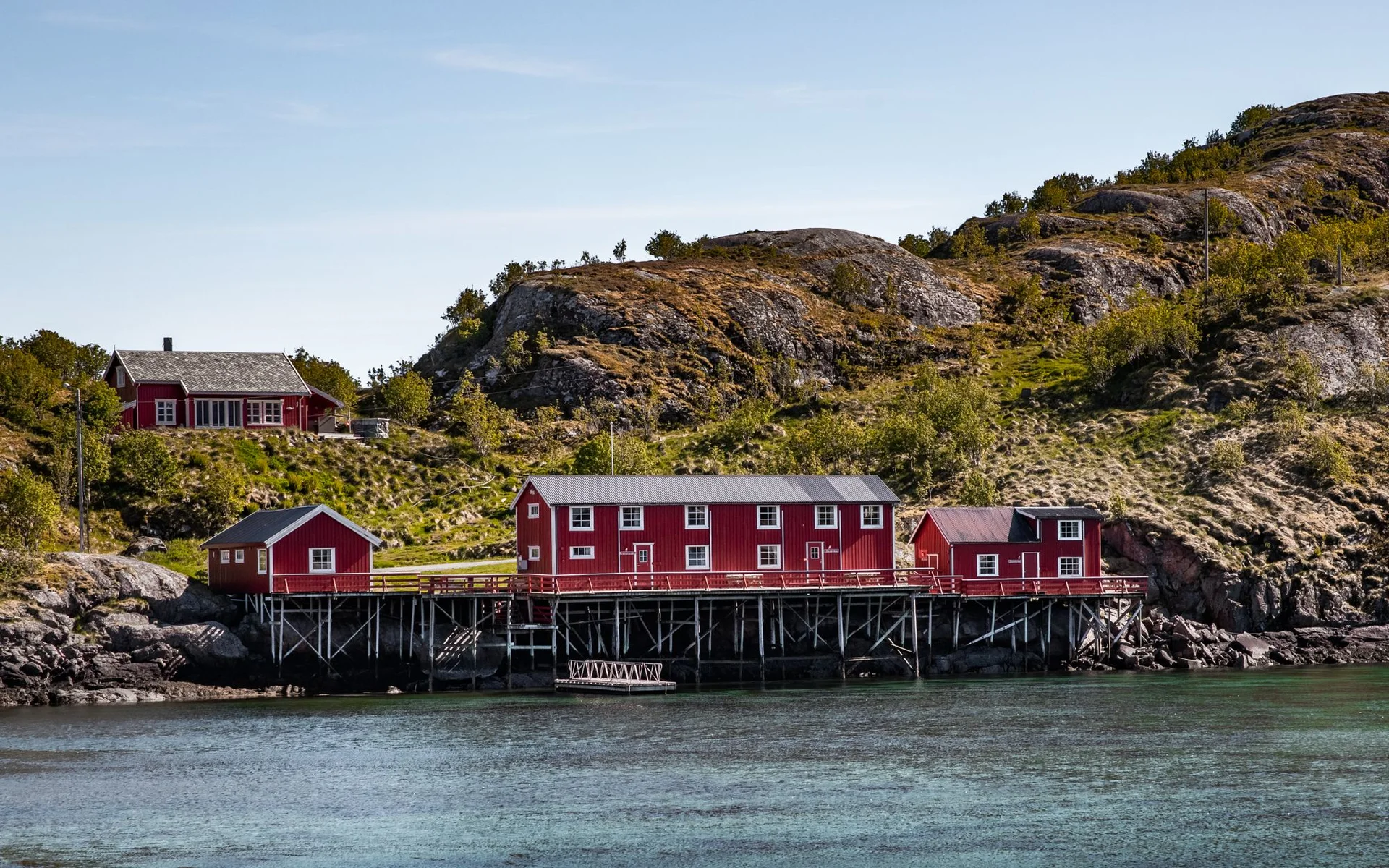 Czerwone domy nad wodą w Nordlandzie, Norwegia