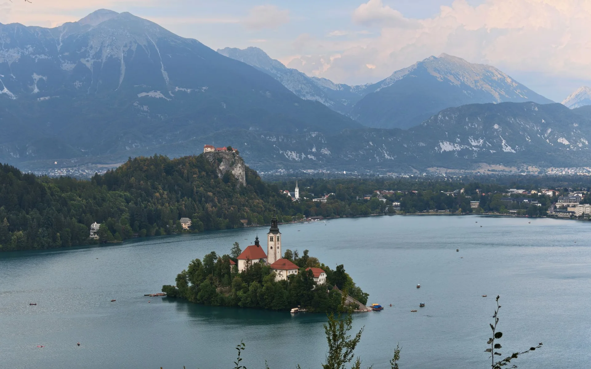 Jezioro Bled z kościółkiem na wyspie na tle Alp