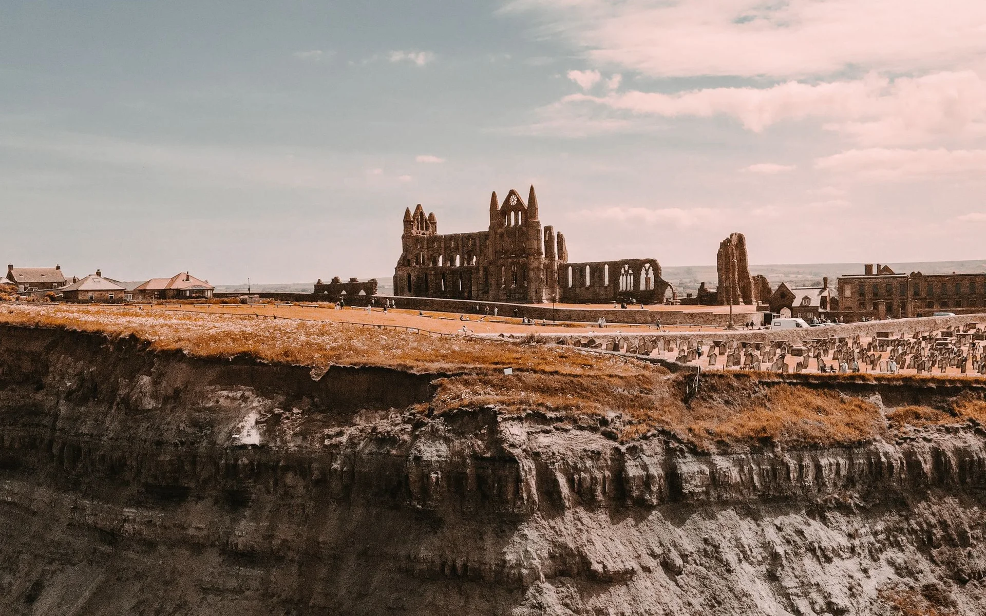 Ruiny opactwa Whitby Abbey nad angielskim wybrzeżem