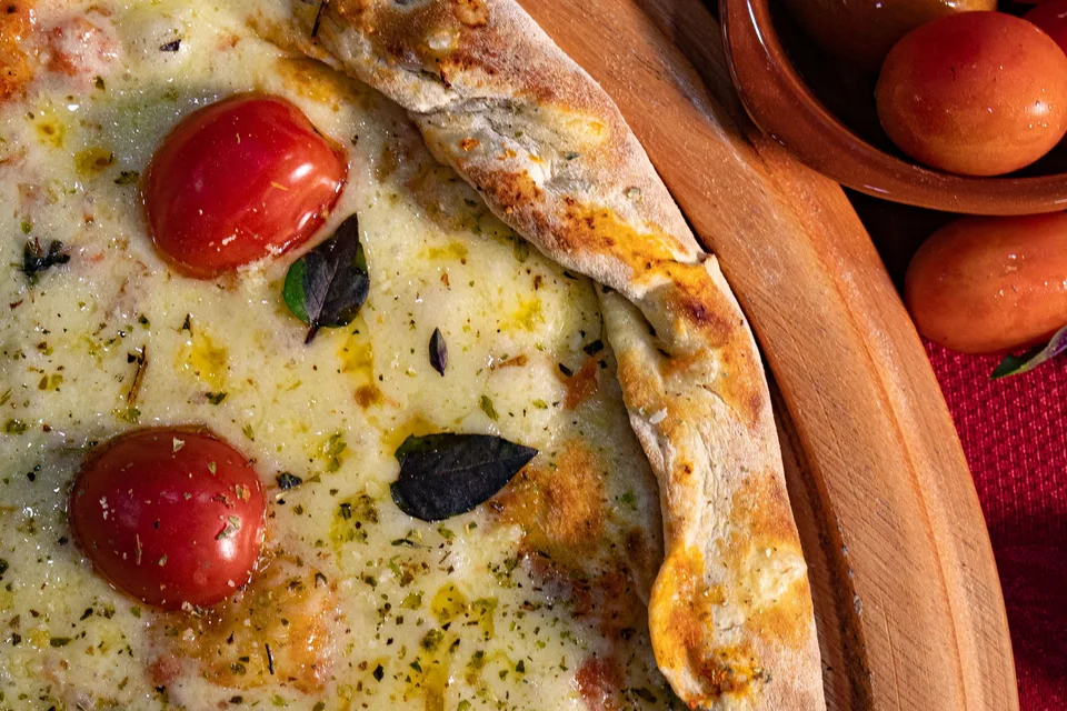 BookNoFees: Przykładowe zdjęcie: Pizza z serem i pomidorkami koktajlowymi
