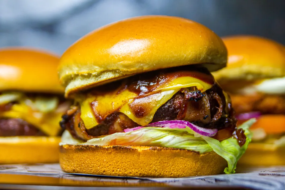 BookNoFees: Przykładowe zdjęcie: Cheeseburger z sałatą i pomidorem