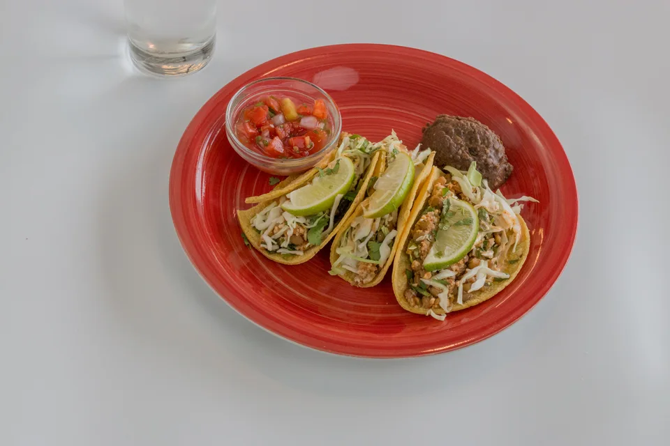 BookNoFees: Przykładowe zdjęcie: Trzy tacos z plasterkami limonki i salsą na czerwonym talerzu