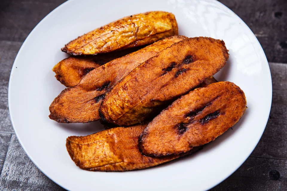 BookNoFees: Przykładowe zdjęcie: Smażone plasterki bananów plantain na białym talerzu