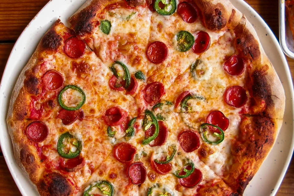 BookNoFees: Przykładowe zdjęcie: Pizza z pepperoni i zieloną papryką