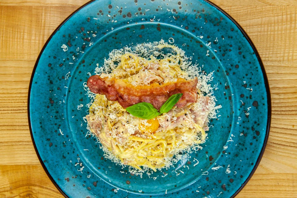 Przykładowe zdjęcie: Spaghetti carbonara na niebieskim talerzu