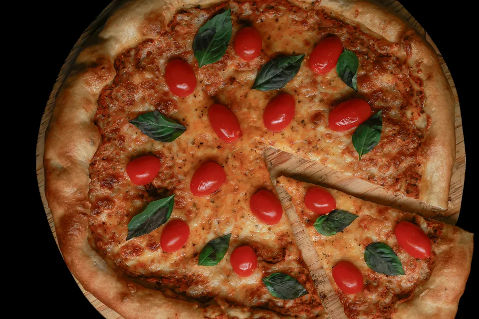 Przykładowe zdjęcie: Pizza z pomidorami i bazylią