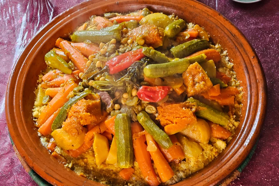 BookNoFees: Przykładowe zdjęcie: Kolorowe warzywa podane w tagine